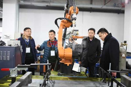工厂——2015年新时达机器人商务峰会",业内专家和系统集成商100多人